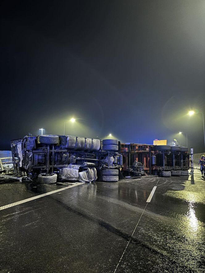 Dramat na autostradzie A2. Tir runął na bok, kierowca wypadł z kabiny. Wrak całkowicie zablokował drogę