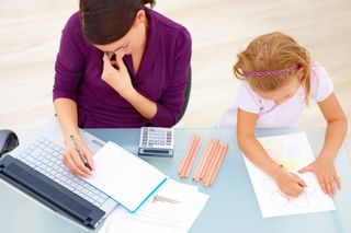 MAMA PRACUJĄCA zdalnie. ZOBACZ jakie zawody możesz wykonywać bez wychodzenia z domu