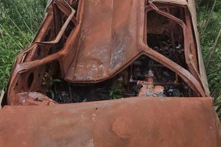 Spalony wrak samochodu zawisł na drzewie. Niecodzienna interwencja w Radostowie