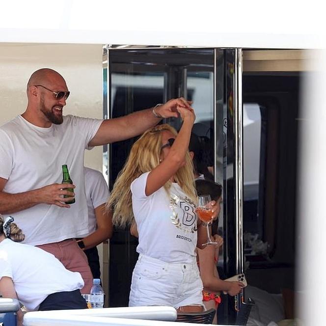 To ona wspiera Tysona Fury'ego. Oto jego żona, Paris Fury