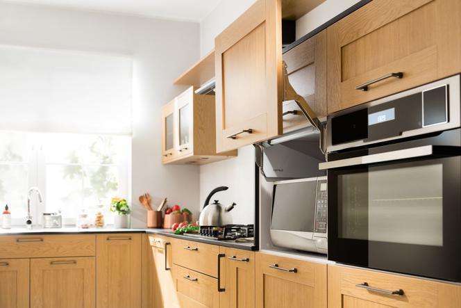 Szafki z podnoszonymi drzwiczkami – oszczędność miejsca w małej kuchni