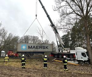 Nietrzeźwy kierowca Tira uderzył w drzewo na DK11 