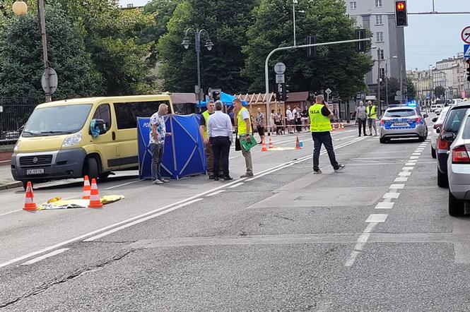 Katowice: 19-latka zginęła pod kołami autobusu! Została wepchnięta? 