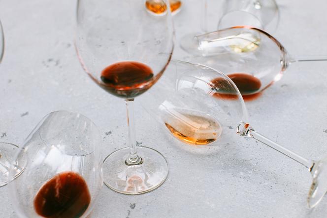 alkohol alkoholizm kieliszek wino pijak pijaństwo nałóg