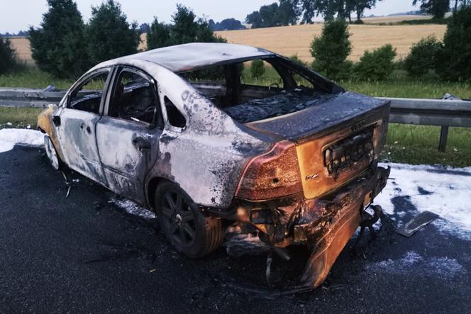 Pijany 21-latek na A4. Płonące auto na autostradzie [ZDJĘCIA]