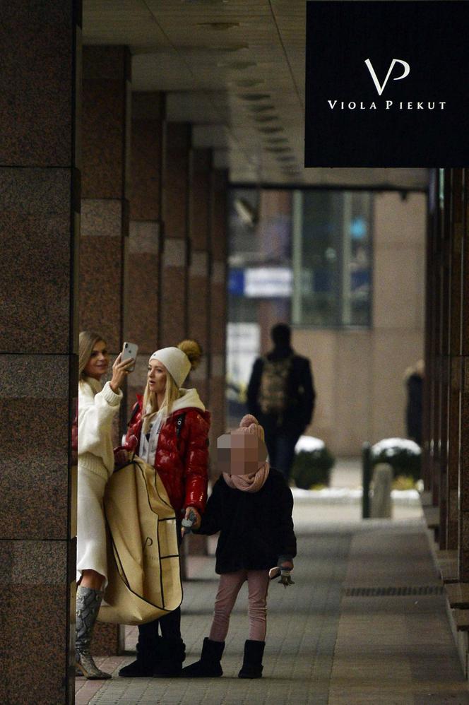 Basia Kurdej-Szatan z córką odbierają sylwestrową kreację u Violi Piekut. 