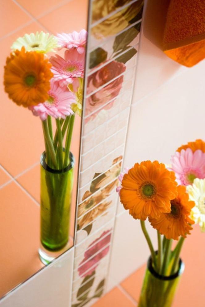 Pomarańczowa łazienka, a w niej płytki z roślinnym motywem