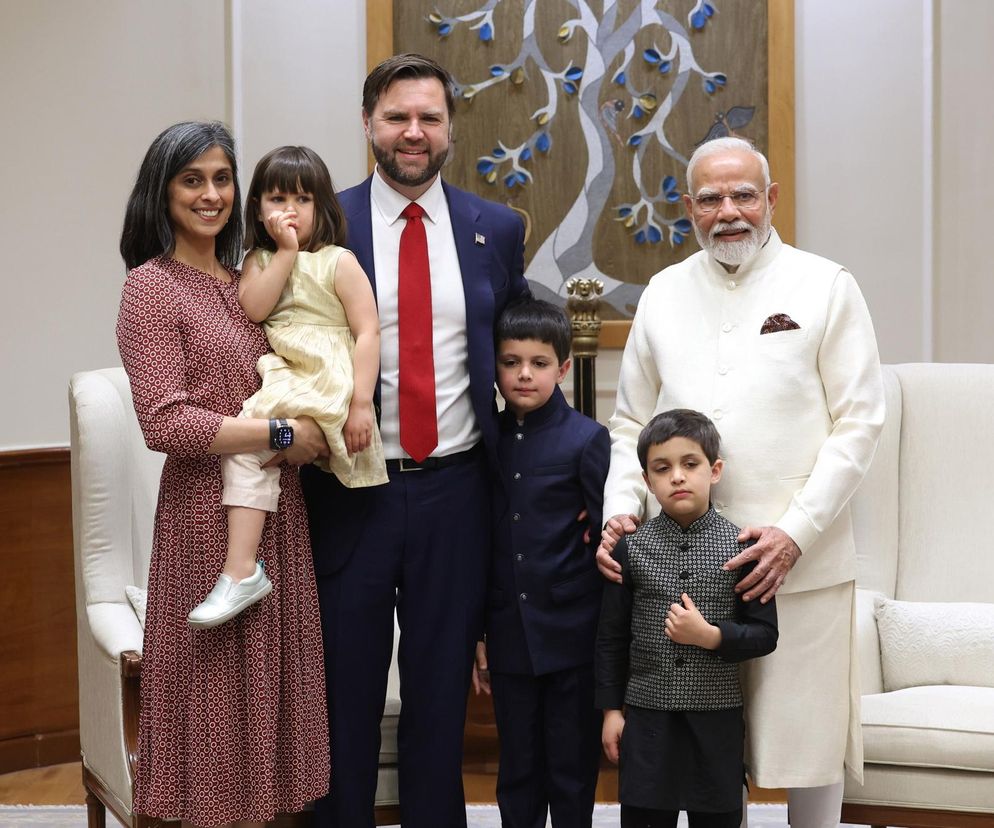 Rozmowy pokojowe w Delhi. Wiceprezydent USA Vance: Rosja i Ukraina będą musiały dokonać wymiany terytoriów.