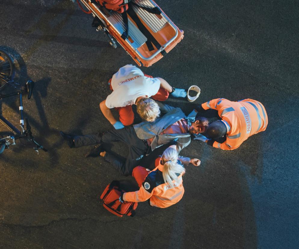 Zderzenie rowerzysty w pieszym w ścisłym centrum Warszawy. Sprawca uciekł z miejsca wypadku