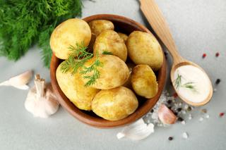 Młode ziemniaki z kwaśną śmietaną i koperkiem: genialny przepis z Podlasia