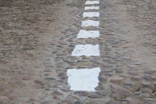 Wymalowali pasy na historycznej nawierzchni w Warszawie. Konserwator zabytków komentuje