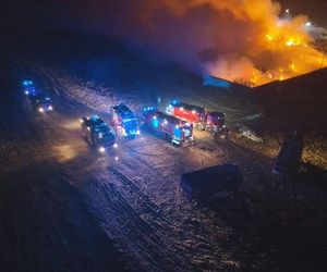 Strażacy walczyli z ogniem na składowisku odpadów w Bełżycach