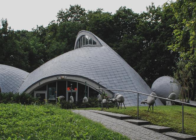 Architektura PRL w Krakowie - zobacz najpiękniejsze bloki, hotele, kino i inne budynki, które warto odwiedzić