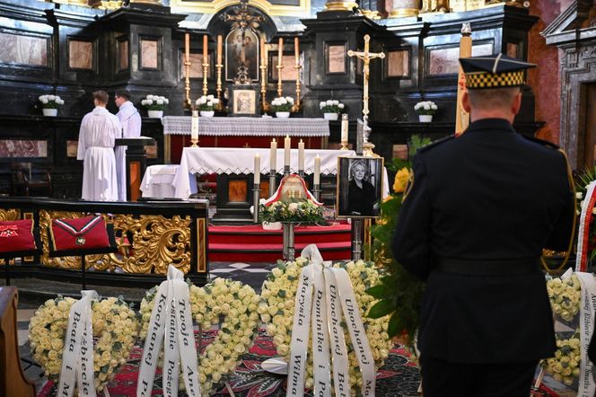 Pożegnali wielką damę polskiej kultury. Kidawa-Błońska przesłała piękny wieniec