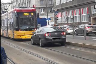 Wjechał na tory tramwajowe i zablokował ruch. Absurdalna sytuacja z Woli! 