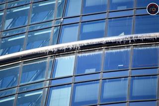 Wieżowiec grozy. Sople spadają z Warsaw Spire