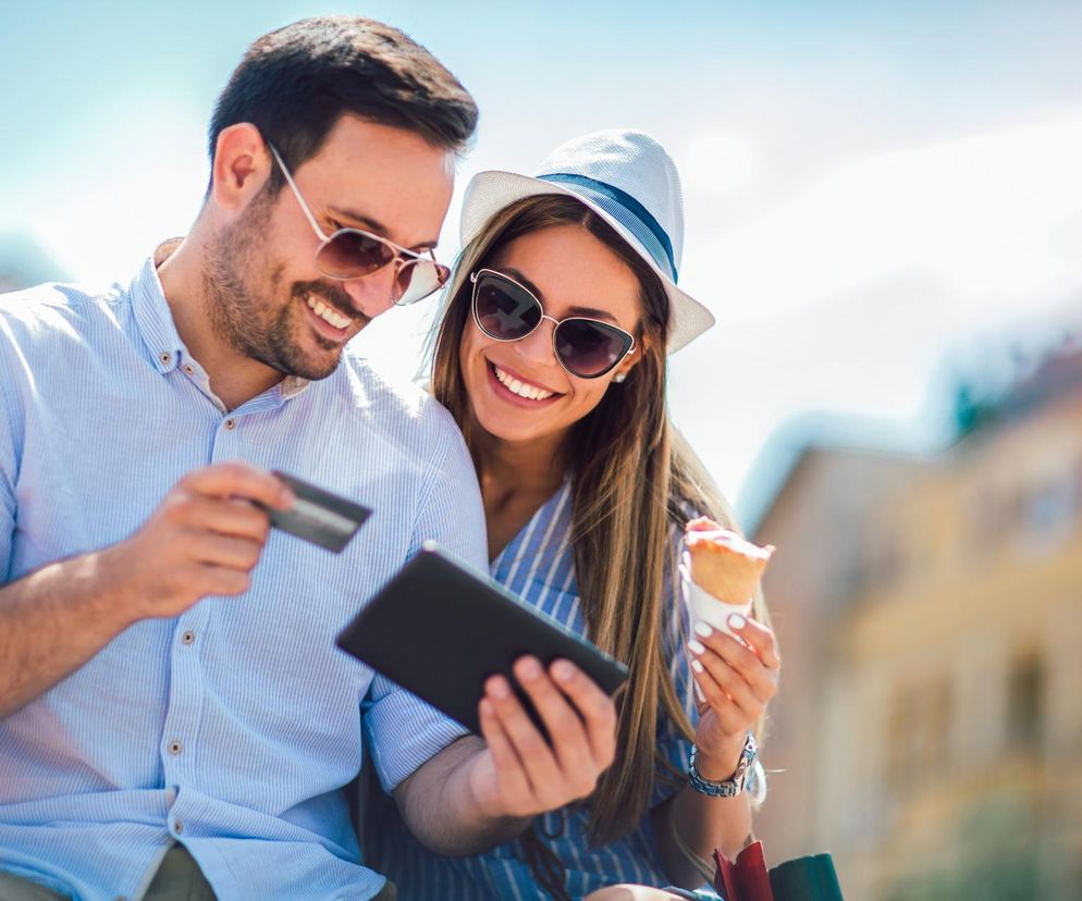 kobieta i mężczyzna płacą telefonem
