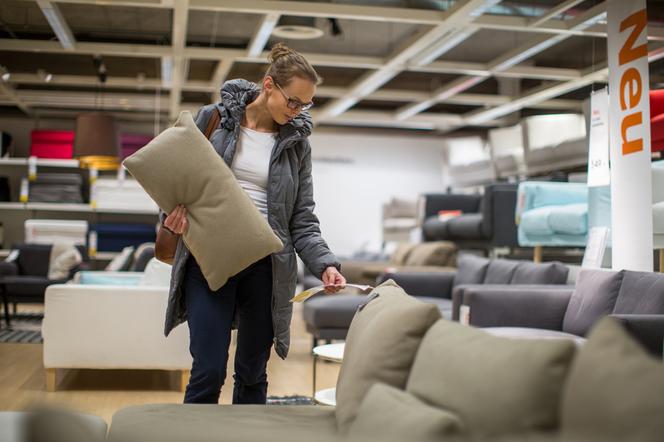 kobieta kupująca w sklepie sofę