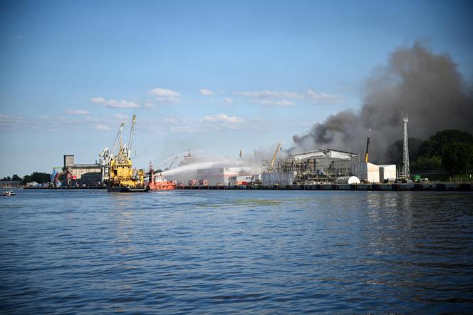 Pożar na terenie Portu Gdańsk. Kłęby dymu widać z wielu kilometrów