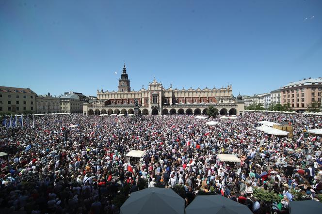 Marsz Wolności w Krakowie wspierający centralny, warszawski marsz z okazji 4 czerwca. Tysiące ludzi na Rynku Głównym