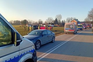 Śmiertelny wypadek pod Piotrkowem Trybunalskim. 69-latka nie żyje, kierująca dodgem i 16-latka ranne [ZDJĘCIA]