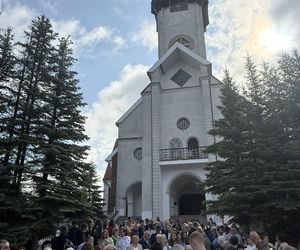 Ruszyła 47. Pielgrzymka Diecezji Radomskiej na Jasną Górę. Modlitwa i śpiew