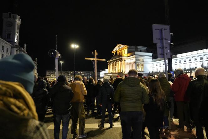 Tłumy wiernych przeszły przez stolicę. Centralną Drogę Krzyżową poprowadził kardynał Nycz