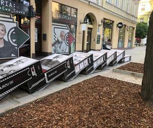 Wystawa znanego rysownika zniszczona. Ściana Uśmiechu Henryka Sawki posypała się jak domino. Policja szuka trzech mężczyzn