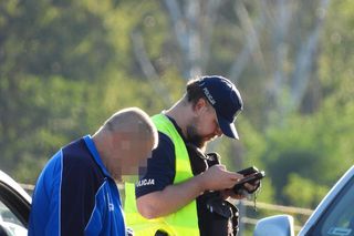 Chciał wjechać pod prąd na S8 pod Warszawą. Wyszedł z auta i prawie zasnął na drodze