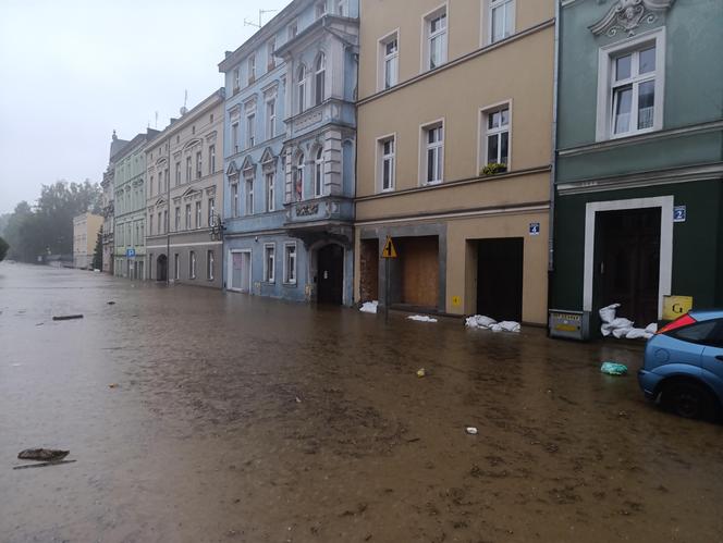 Zagrożenie powodziowe. Głuchołazy. Woda przelała się przez wały. Zalewa miasto