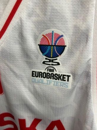 Piękny gest koszykarza Śląska Wrocław z okazji WOŚP-u! Zdobądź koszulkę z podpisami polskich kadrowiczów