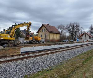 Budują nowe stacje kolejowe koło Wrocławia. Kiedy będą gotowe dla podróżnych? 