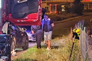 Wielka akcja pod Raszynem. Szukali tajemniczej paczki na dnie stawu. Strażacy wypompowali wodę