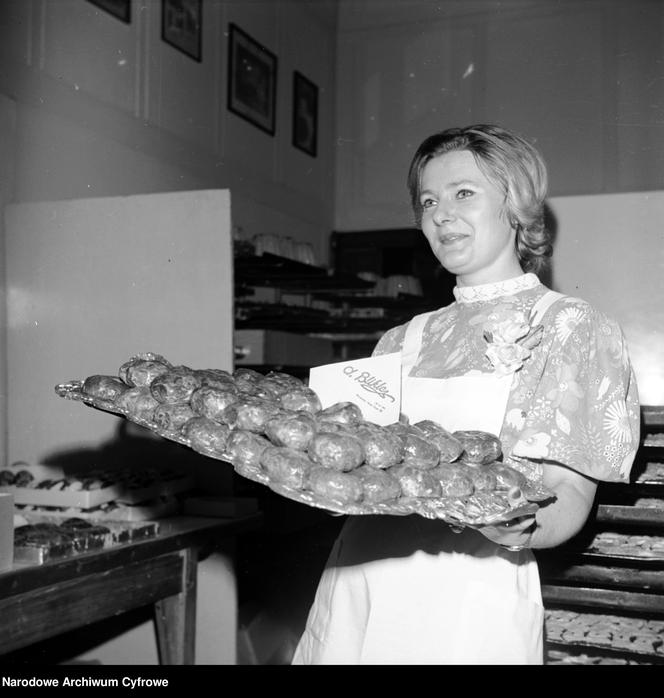 Przygotowywanie pączków w Cukierni Blikle w Warszawie, 1978 rok