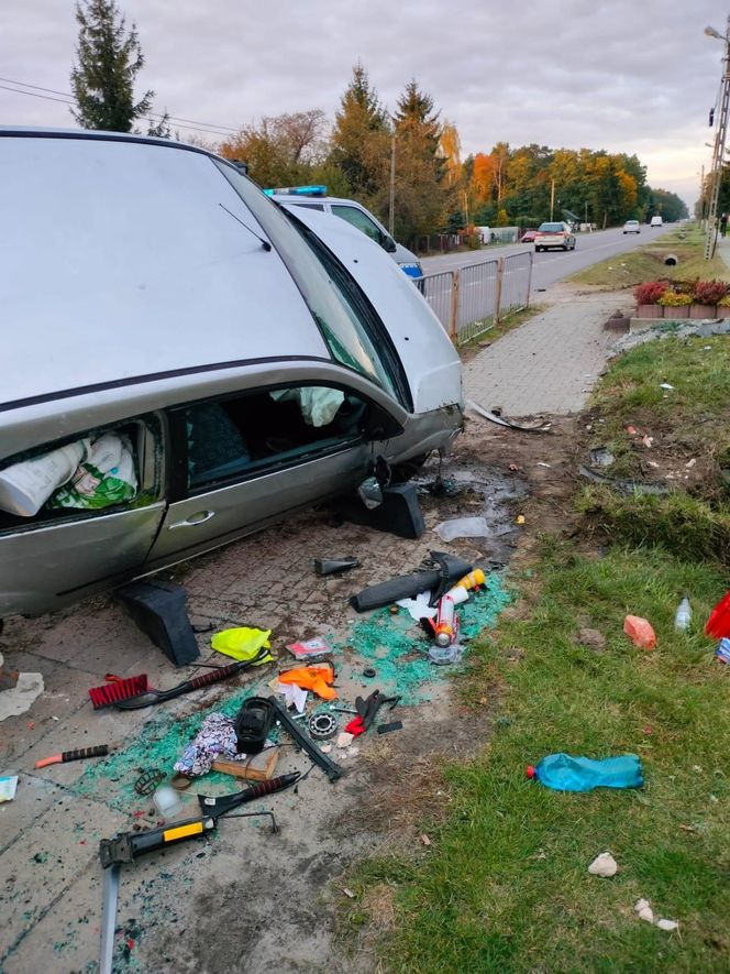 Samochód osobowy uderzył w kapliczkę w Lasach w pow. kraśnickim