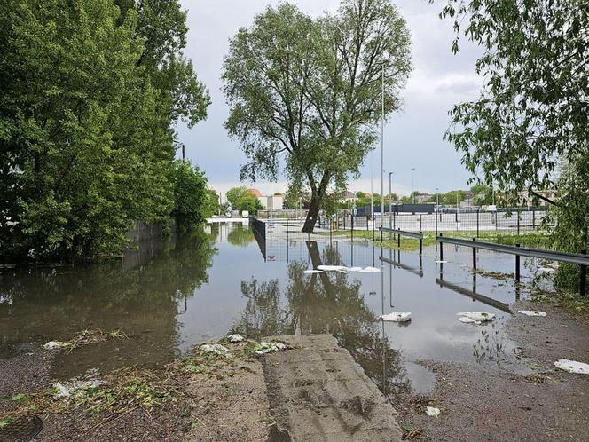 Nawałnica nad Gnieznem. Miasto zalały strumienie wody po ulewie i gradobiciu [ZDJĘCIA].