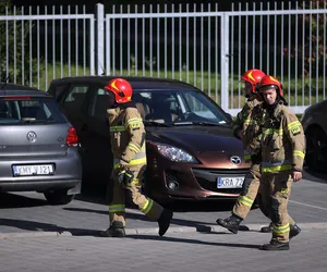 Roczne dziecko zatrzaśnięte w rozgrzanym aucie. Interweniowali strażacy
