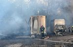 Łódź. Ogromny pożar ciężarówek i składowiska palet. Dramat na ul. Starorudzkiej [ZDJĘCIA].