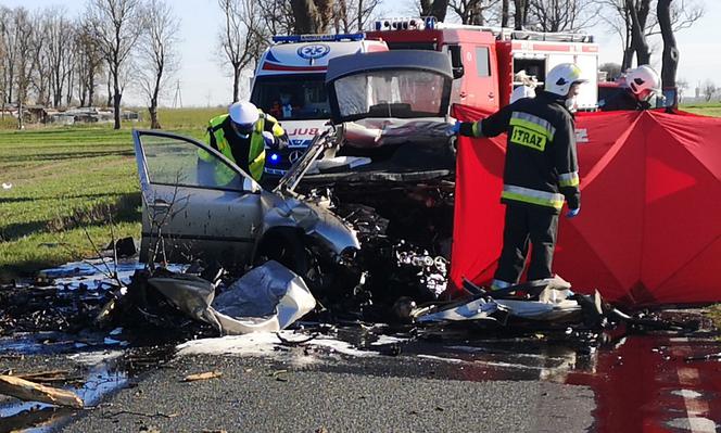 Tragedia pod Nakłem. Kierowca roztrzaskał się na drzewie