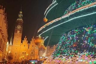Ale blask! Choinka we Wrocławiu już świeci! Świątecznie rozświetliła cały Rynek [ZDJĘCIA]