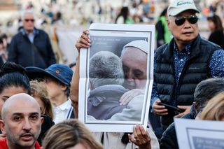 Modlitwa różańcowa za papieża Franciszka dzień po jego śmierci