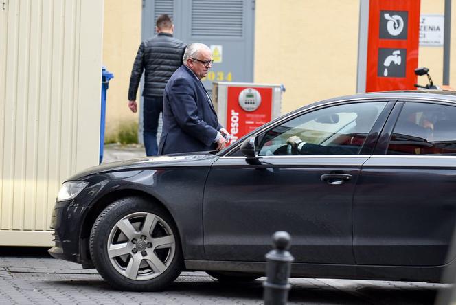 Adam Lipiński służbową furą po papierosy