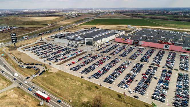 Oblężenie w Gliwicach! Dziś otwarto Silesia Outlet, parking wypełniony po brzegi [ZDJĘCIA]