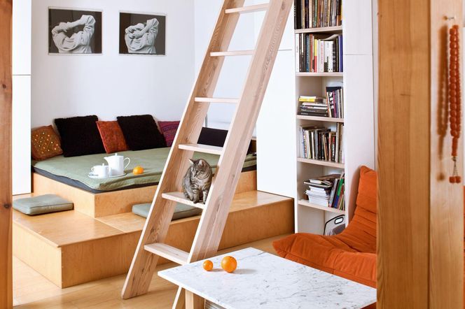 Wnętrza z podestami i podłogą na różnych poziomach