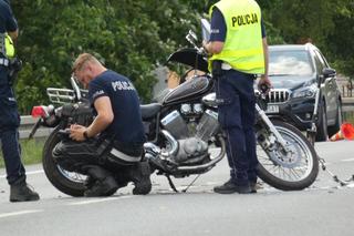 Wymusił pierwszeństwo przed motocyklistą. 62-latek wpadł pod ciężarówkę. Zginął na miejscu