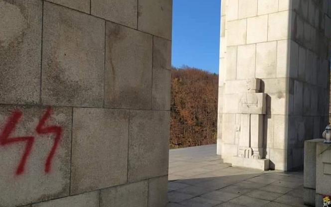 Góra Św. Anny: Pomnik w SWASTYKACH! Symbole "SS" pokryły miejsce upamiętniające powstańców