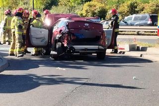 Dachowanie w al. Prymasa Tysiąclecia. BMW uderzyło w hyundaia, który uszkodził trzy inne pojazdy