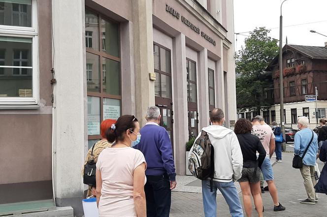 Poznaniacy czekają na wejście do budynku ZUS przy ul. Dąbrowskiego