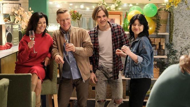 M jak miłość odc. 1785. Piotrek (Marcin Mroczek), Kinga (Katarzyna Cichopek), Basia (Gabriela Raczyńska), Jasiek (Stanisław Dusza)