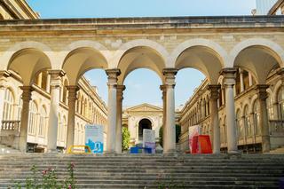 Instalacja Izabeli Bołoz na dziedzińcu paryskiego Hôtel-Dieu